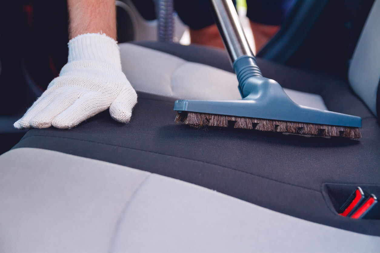 Como limpar banco de carro? Aprenda dicas e técnicas para uma limpeza prática e eficaz!