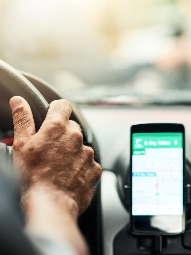uber olhando o celular