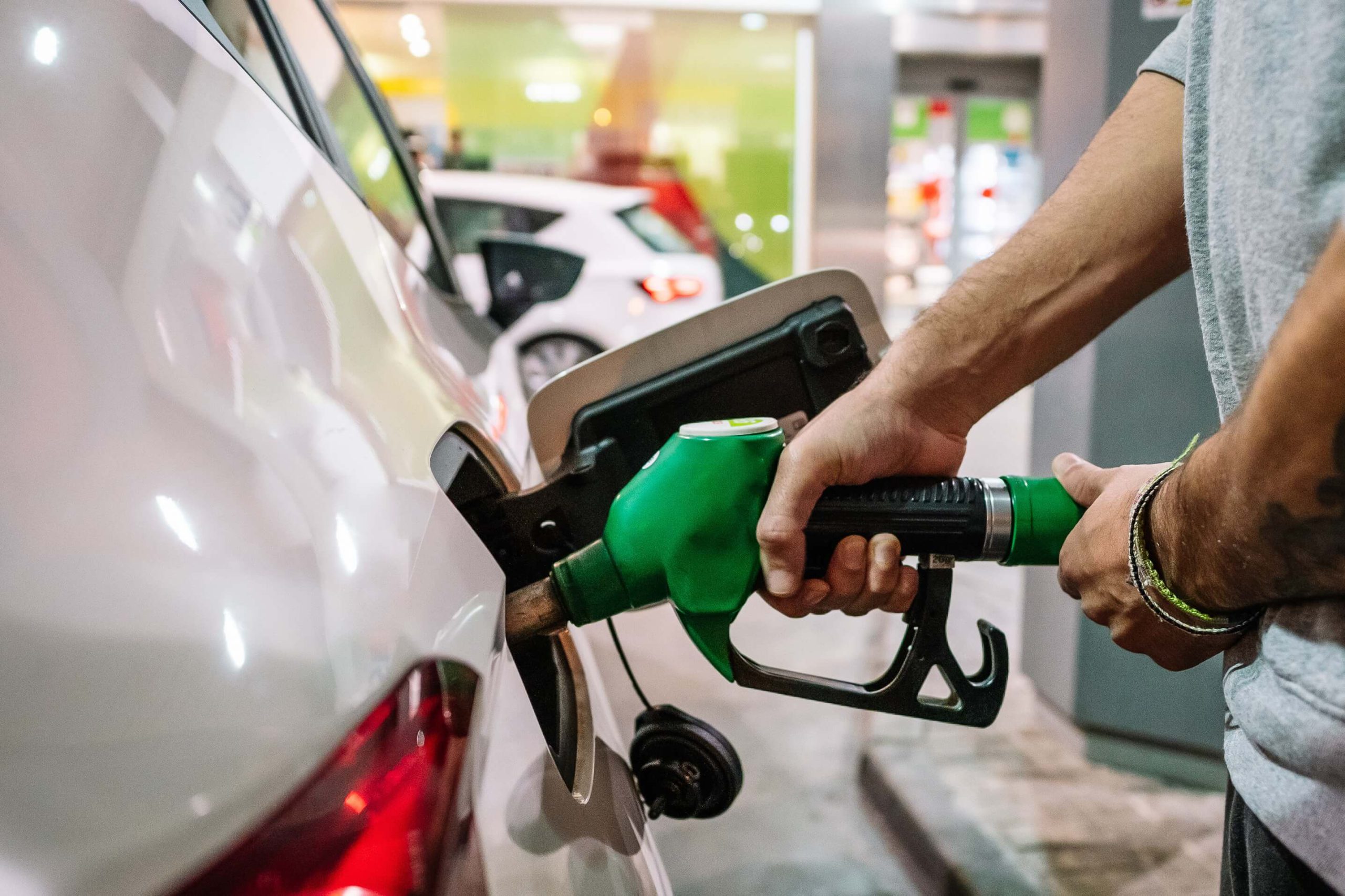 Como economizar gasolina: 12 dicas essenciais pra motoristas