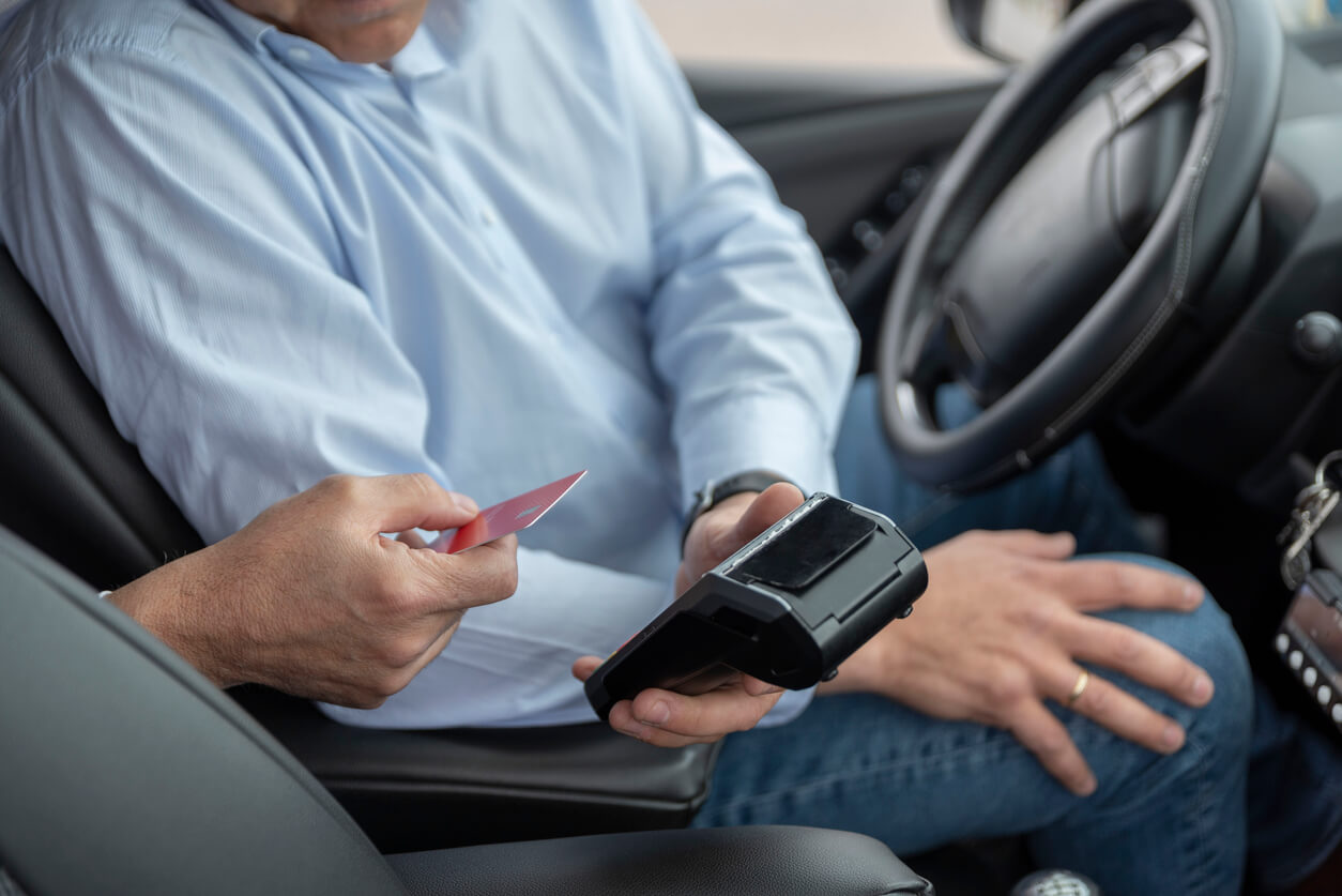 Uber passa cartão? Saiba se o motorista deve ter maquininha